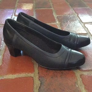 ⬇️ Munro "Jillian" navy pumps, size 6